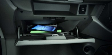 ช่องเก็บของพร้อมฝาปิดบนคอนโซลหน้า Nissan March