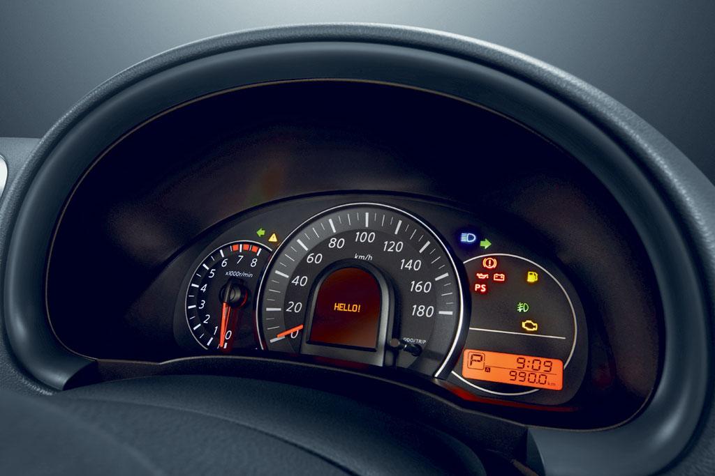 มาตรวัดตกแต่งด้วยขอบโครเมียม Nissan March