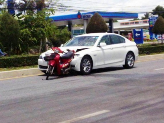 กลัวที่ไหน! 13 ภาพ 4 ล้อ ปะทะ 2 ล้อ บุบไปสิครับ | รถใหม่ ...