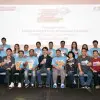 ภาพหมู่ผู้บริหาร และ 12 ผู้เข้าแข่งขันในรอบชิงชนะเลิศ
