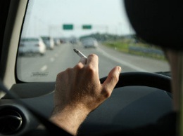 วิธีการกำจัดกลิ่นบุหรี่ในรถสุดรักของคุณ