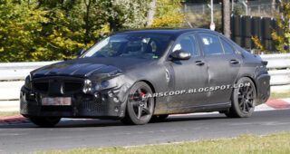 รีบไปไหนพ่อ! Mercedes Benz ใจร้อนเปิดตัวรถปี 2015 "C63 AMG"