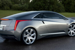 ล้ำสมัย! GM เปิดตัวรถในเครือพลังงานมอเตอร์ไฟฟ้าอย่าง "Cadillac ELR hybrid"