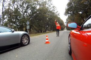 ใครเร็วกว่า! ศึกทางเรียบต่างยุค Ferrari F430 VS Bugatti Veyron 16.4