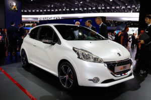 เงิบ! Peugeot สั่งชะลอการผลิตเหตุ "208" ขายไม่ออกในยุโรป