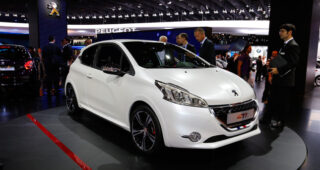 เงิบ! Peugeot สั่งชะลอการผลิตเหตุ "208" ขายไม่ออกในยุโรป