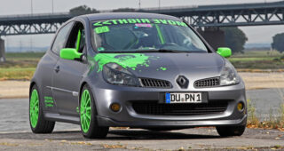 สีเจ็บไปไหน... Renault Clio RS สีสะดุดตารูปทรงสะดุดใจ