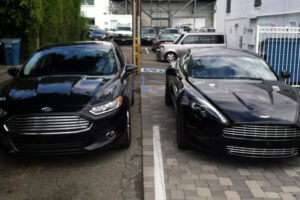 ฝาแฝดปะเนี่ย? ช่างภาพมือดีจับภาพ Ford กับ Aston Martin เหมือนกันยังกะแกะ