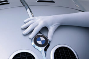 BMW เปิดพิพิธภัณฑ์รถให้เข้าชมแต่ต้องใส่ถุงมือสีขาวก่อนจับต้อง