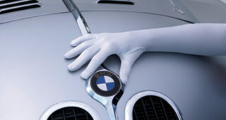BMW เปิดพิพิธภัณฑ์รถให้เข้าชมแต่ต้องใส่ถุงมือสีขาวก่อนจับต้อง