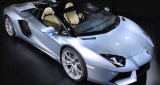 หญิงหลงแน่! Lamborghini Aventador LP 700-4 Roadster