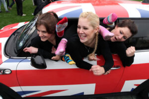 ปลากระป๋อง! นักกายกรรมหญิงทำสถิติโลกอัดตัวเองเข้าไปในรถ MINI กว่า 20 คน