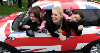 ปลากระป๋อง! นักกายกรรมหญิงทำสถิติโลกอัดตัวเองเข้าไปในรถ MINI กว่า 20 คน