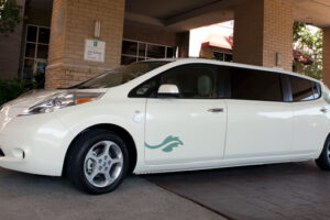 ยาวกว่าเดิม! บริษัทหัวใสต่อยอดไอเดีย Nissan นำ Leaf มาขยายขนาดเป็น Limousine ระบบไฟฟ้าสุดหรู