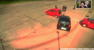 รอนนี่ เวชเซลเบอร์เกอร์ ทุบสถิติจอดรถแคบ ห่างแค่ 3.68 ซ.ม.