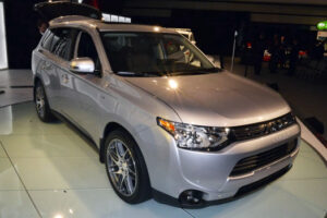 ใหม่ล่าสุด! Mitsubishi เปิดตัวรถรุ่นใหม่ "2014 Mitsubishi Outlander" พร้อมน้ำหนักที่เบาลง