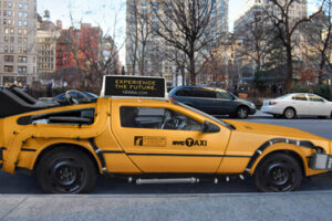 ไอเดียเจ๋ง! Mike Lubrano ผุดไอเดียออกแบบ "Taxi DeLorean" โฆษณาให้ Nooka แบรนด์ชื่อดัง