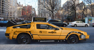 ไอเดียเจ๋ง! Mike Lubrano ผุดไอเดียออกแบบ "Taxi DeLorean" โฆษณาให้ Nooka แบรนด์ชื่อดัง