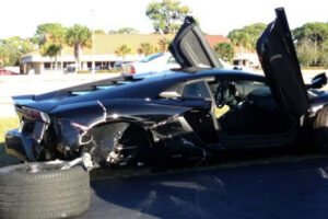 79ยังแจ๋ว! คุณยายวัยดึกซิ่งรถ Lamborghini Aventador LP700-4 รุ่นใหม่ล่าสุดพังยับเยิน