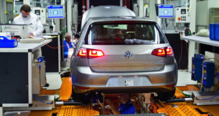 ขายดีเกิ๊น! Volkswagen เพิ่มกำลังผลิตในวันหยุดรองรับยอดสั่งจองรถแบบ "New Golf Mk7" ในยุโรป