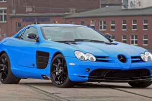 ร่วมมือกัน! Mercedes-Benz และ SLR McLaren ตกแต่งด้วยฟอยล์สีฟ้าสดใส
