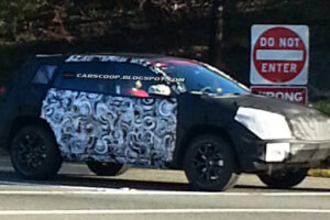 เดาเอานะ! เผยภาพลับใหม่ล่าสุดรถแบบ SUV Prototype รุ่นนิรนามขณะทดสอบบนถนนหลวง