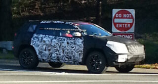 เดาเอานะ! เผยภาพลับใหม่ล่าสุดรถแบบ SUV Prototype รุ่นนิรนามขณะทดสอบบนถนนหลวง
