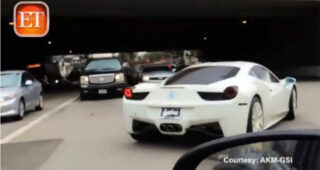 น่าเศร้า! ช่างภาพอิสระประสบอุบัติเหตุขณะไล่ล่าถ่ายรถ "Ferrari 458 Italia" ของจัสติน บีเบอร์