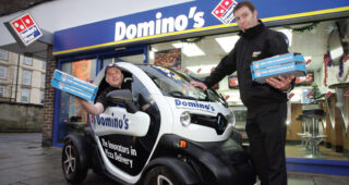 พิซซ่าไฮเทค! Domino's Pizza ไอเดียเก๋นำ "Renault Twizy" ระบบไฟฟ้ามาส่งพิซซ่าลูกค้า