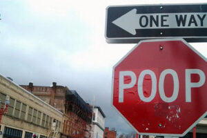 เอาฮาไปไหน! มือดีทำซ่าเปลี่ยนป้ายบอก "Stop"เป็น "Poop" ล้อเลียนเอาฮาป่วนการจราจร