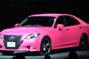 สีสันแสบทรวง! Toyota เปิดตัวรถรุ่นใหม่ "2013 Toyota Crown" สีชมพูสดใสแฝงด้วยความหรูหรา