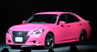 สีสันแสบทรวง! Toyota เปิดตัวรถรุ่นใหม่ "2013 Toyota Crown" สีชมพูสดใสแฝงด้วยความหรูหรา