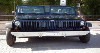 ฝาแฝด! "Jeep Wrangler" รถ Jeep ล้ำสมัย 2 คันติดกันออกแบบพิศดารถูกพบใน Morocco