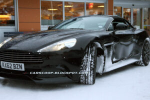 กลางหิมะ! พบรถ "Aston Martin Vanquish Volante" รุ่นใหม่ล่าสุดท่ามกลางหิมะขาวโพลน