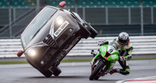 โชว์เสียว! ขับผาดโผนเปิดตัว "Alfa's New MiTo Quadrifoglio Verde SBK" เปิดตัวในสหราชอาณาจักร