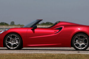 อยากขับอ่ะ! เปิดเผยภาพรถรุ่นใหม่ของ "Alfa Romeo 4C Spider" พร้อมเปิดตัวในเดือนหน้า