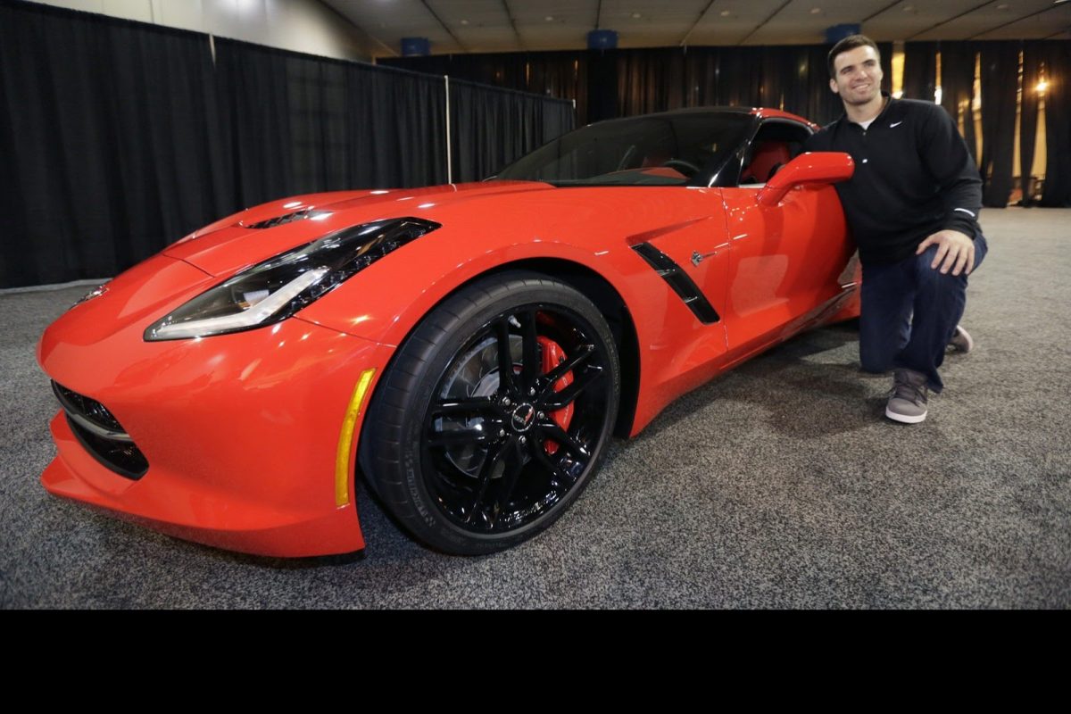 กลับมาแล้ว! Joe Flacco พร้อมเปิดตัวรถอย่าง "2014 Corvette Stingray