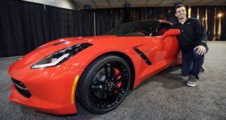 กลับมาแล้ว! Joe Flacco พร้อมเปิดตัวรถอย่าง "2014 Corvette Stingray" ฉลองงาน Super Bowl XLVII
