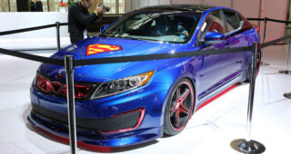 อย่างเท่ห์อ่ะ! KIA เปิดตัว "Superman Optima Hybrid"