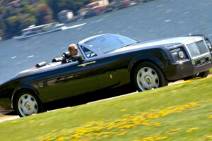 สวยสุุดๆ! Rolls-Royce เปิดตัวรถแบบ "Luxury SUV พร้อมเครื่องยนต์แบบ V16-Powered Super Roadster"