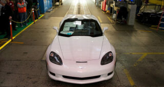 เก่าไปใหม่มา! Chevrolet เผยเจ้า "Corvette C6" ผลิตในรุ่นสุดท้ายที่โรงงานใน Kentucky