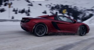 ฝ่าหนาว! Rhys Millen นักแข่งชื่อดังขับ "McLaren MP4-12C Spider" ท้าชนนักสโนบอร์ดพุ่งลงเขา