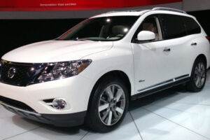 2014 Nissan Pathfinder Hybrid ประหยัดน้ำมันเพิ่มขึ้น 24% แต่แพงขึ้น $3,000