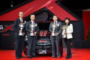 ISUZU กวาด 4 รางวัล รถยอดเยี่ยมแห่งปี 2013