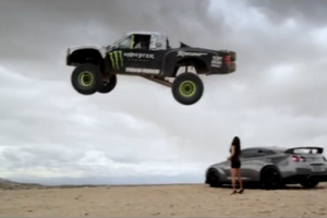 "Monster Energy" นำรถแบบ "Trophy Truck" กำลัง 850 แรงม้าขับโลดโผนบนทะเลทราย Mojave