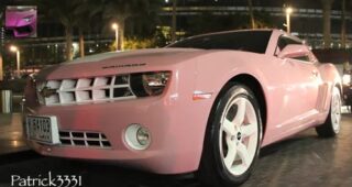 หว๊านหวาน! เผยโฉมรถสีชมพูของเจ้า "Chevrolet Camaro" ในเมืองดูไบ