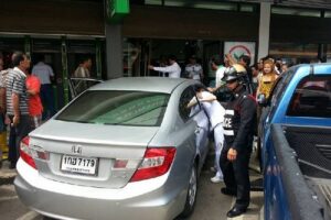 สาวใหญ่ขับ Honda Civic ชนกระจกธนาคาร พนักงานแตกตื่น นึกว่าโดนปล้น
