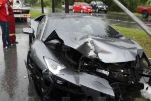 เสี่ยซิ่ง LAMBORGHINI ฝ่าสายฝนชนเสาไฟฟ้าพังยับ