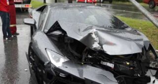 เสี่ยซิ่ง LAMBORGHINI ฝ่าสายฝนชนเสาไฟฟ้าพังยับ