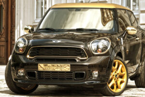 ดีไซน์เนอร์ชื่อดัง Roberto Cavalli ออกแบบ Mini Paceman เพื่องานการกุศล